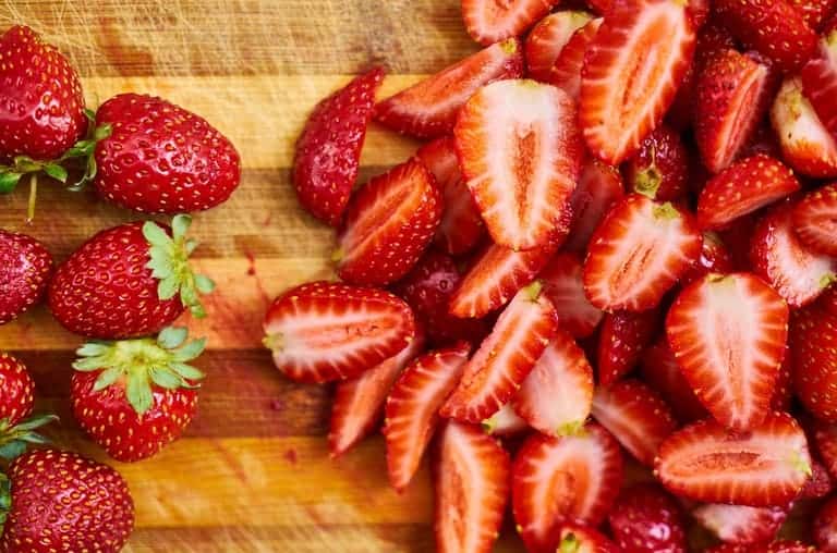 cara memutihkan wajah dengan strawberry