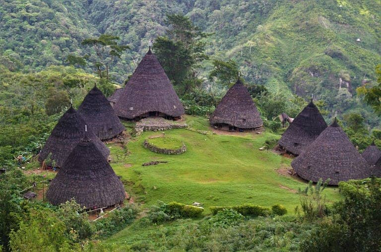 rumah adat nusa tenggara timur