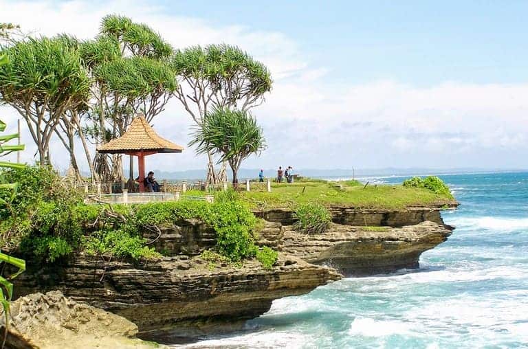 tempat wisata ciamis pantai batu hiu