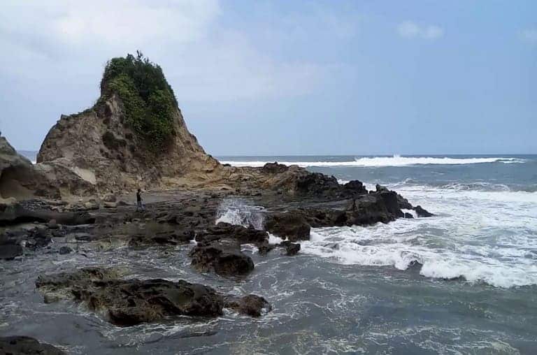 tempat wisata ciamis pantai karang nini