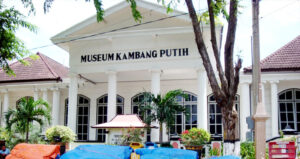 Wisata Museum Kambang Putih Tuban